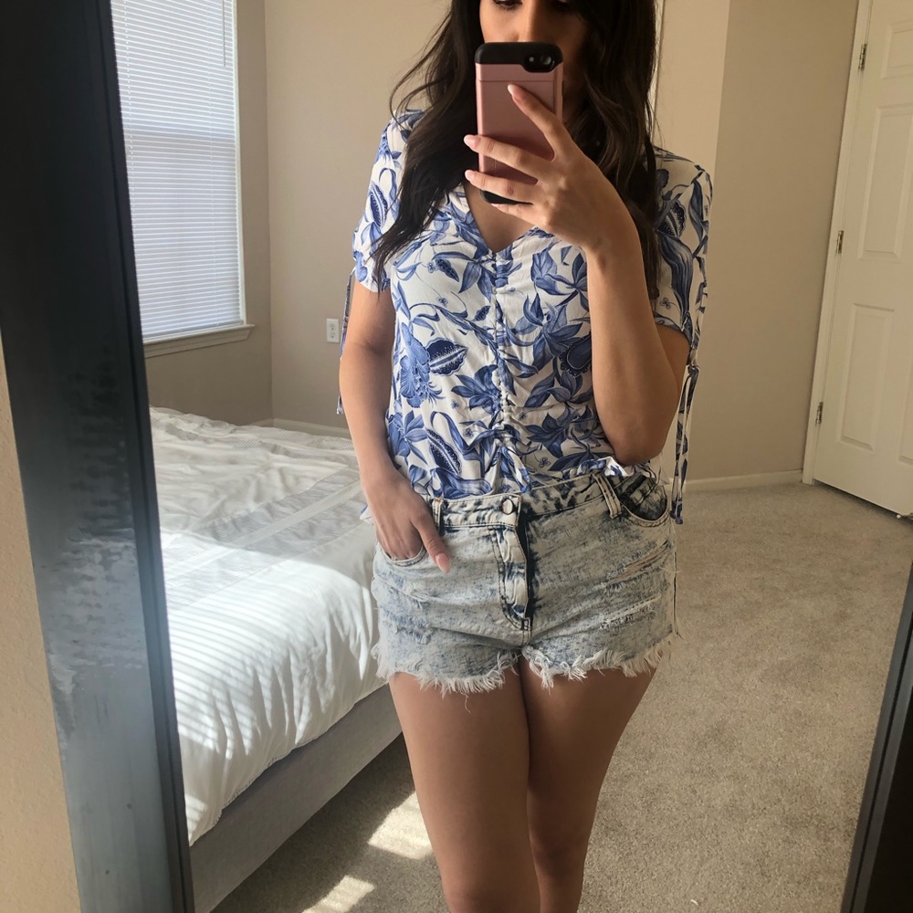 H&M blue and white cinched top